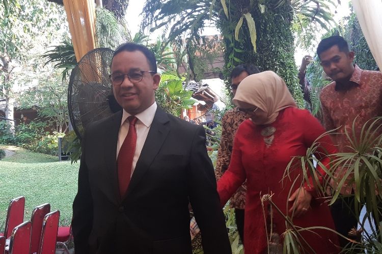 Gubernur DKi Jakarta, Anies Baswedan bersama Ibu Ferry Farhaty menghadiri resepsi pernikahan salah satu warga yang berada di pendopo rumah pribadi Anies. Rumah itu terletak didi Jalan Lebak Bulus Dalam 2 No. 42, Cilandak, Jakarta Selatan, Sabtu (5/10/2019). 