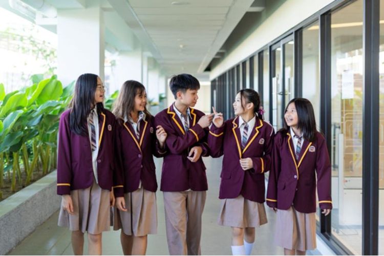 BINUS SCHOOL Surabaya tersebut mendorong siswa untuk menjadi pemecah masalah yang cerdas secara kognitif. Selain itu, para siswa juga diajarkan untuk berempati, bertanggung jawab, dan berintegritas sehingga bisa membawa perubahan di lingkungannya.