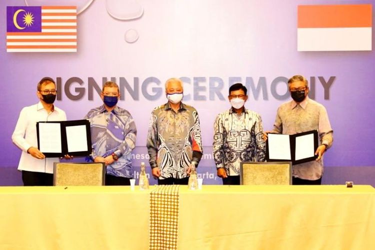 Menteri Komunikasi dan Informatika Johnny Gerard Plate (kedua dari kanan) dan Perdana Menteri Malaysia Datuk Seri Ismail Sabri Yakoob (tengah) menyaksikan Penandatanganan MoU Kantor Berita Indonesia dan Malaysia Perkuat Hubungan Bidang Media, di The Ritz Carlton Kuningan, Jakarta, Rabu (10/11/2021).