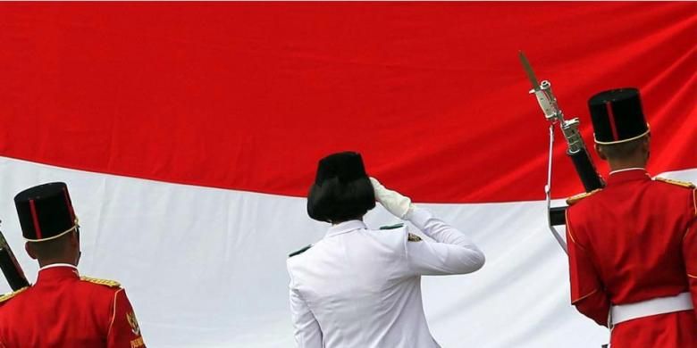 Pasukan Paskibraka bertugas menaikan Bendera Merah Putih dalam Upacara Peringatan Detik-detik Proklamasi HUT ke-70 RI di Istana Merdeka, Senin (17/8/2015).