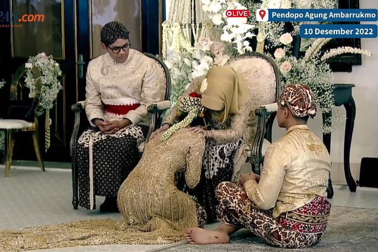 Erina Gudono saat sungkem ke ibunya yakni Sofiatun Gudono, di Pendopo Agung Royal Ambarrukmo, Sabtu (10/12/2022)