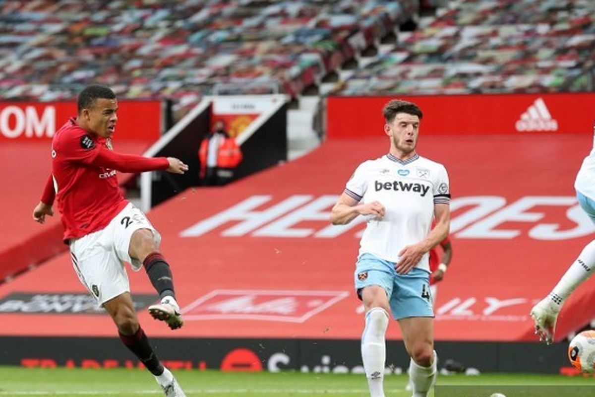 Penyerang Manchester United, Mason Greenwood melepaskan tembakan ke arah gawang West Ham United pada laga pekan ke-27 Premir League, di Stadion Old Trafford, 22 Juli 2020.