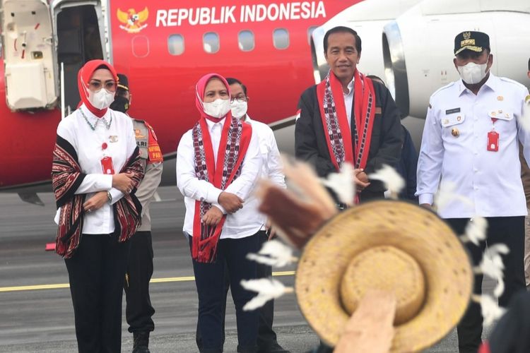 Presiden Joko Widodo dan Ibu Iriana Joko Widodo saat menyaksikan tarian tradisional sebagai penyambutan saat keduanya tiba di Bandar Udara Mathilda Batlayeri, Kabupaten Kepulauan Tanimbar, Provinsi Maluku pada Kamis (1/9/2022).