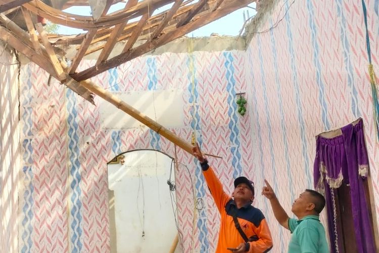 Angin Kencang Rusak Rumah di Situbondo, Lima Orang Sekeluarga Terluka