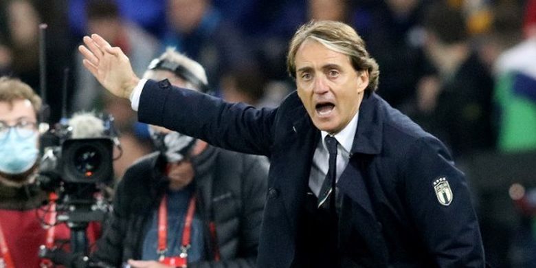 Pelatih timnas Italia, Roberto Mancini, memberikan instruksi kepada anak asuhnya saat melawan Irlandia Utara pada laga pamungkas Grup C Kualifikasi Piala Dunia 2022 Zona Eropa.