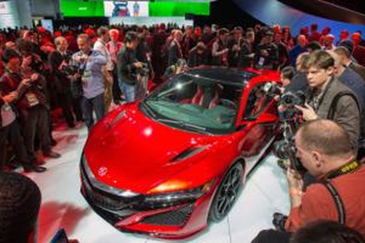 Honda memperkenalkan NSX di North American International Auto Show (NAIAS). 