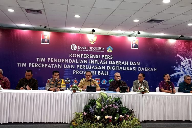 Pejabat Gubernur  Bali Pejabat Gubernur Bali Sang Made Mahendra Jaya dalam konferensi pers Tim Pengendalian Inflasi Daerah, Tim Percepatan dan Perluasan Digitalisasi Daerah Provinsi Bali Kantor Bank Indonesia Perwakilan Bali, Senin (18/12/2023). Kompas.com/ Yohanes Valdi Seriang Ginta