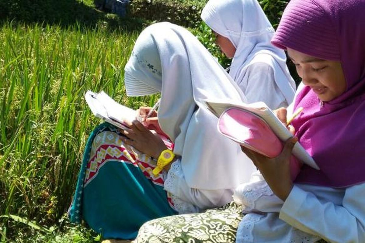 Sekolah juga harus menyenangkan. Itulah alasannya pendidikan di Purwakarta, terutama di pedesaan, banyak belajar di luar kelas (dokumen 2016).