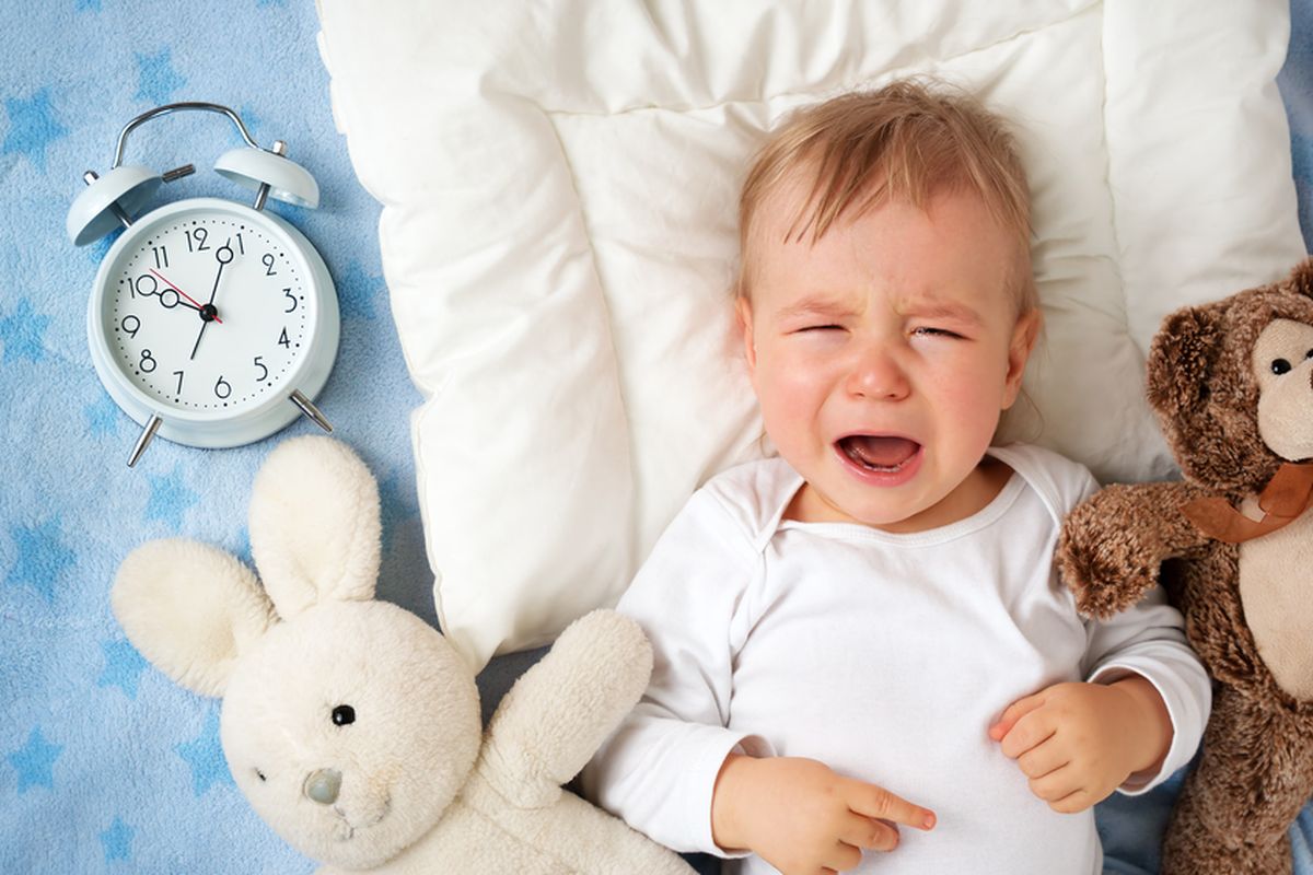 Salah satu cara melakukan sleep training yang perlu diperhatikan adalah mengurangi respon atau membiarkan anak menangis agar bisa tidur sendiri.