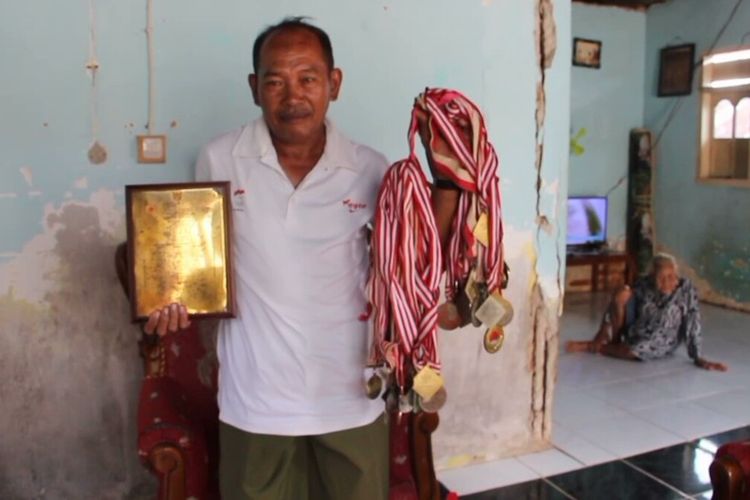 Abdul Razak, seorang mantan atlet dayung nasional yang telah meraih 48 medali dan mengharumkan nama Indonesia di internasional yang kini hidup menjadi nelayan kecil di kampungnya di Kabupaten Wakatobi, Sulawesi Tenggara.