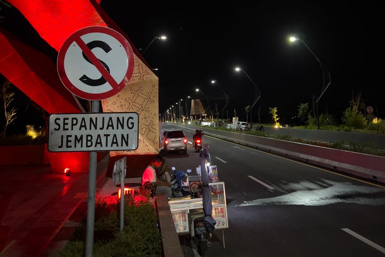 Rambu Dilarang Berhenti di Sepanjang Jembatan Pandansimo, Bantul, Daerah Istimewa Yogyakarta.