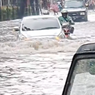 Aksi Nekat Pengemudi Datsun Terabas Banjir