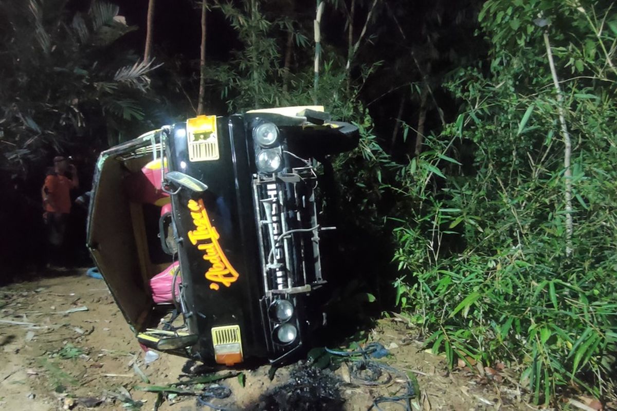 Truk angkut air bersih jatuh ke jurang di jalan ekstrem Bukit Menoreh di RT 42 Pedukuhan Sangon 2, Kalurahan Kalirejo, Kapanewon Kokap, Kabupaten Kulon Progo, Daerah Istimewa Yogyakarta. Truk membawa supli air bersih bagi warga terdampak kekeringan di Bukit Menoreh.