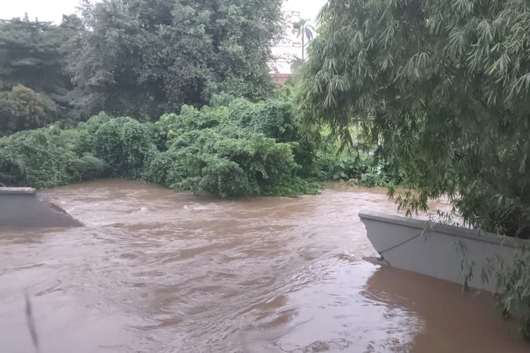 Tembok belakang Plaza Bisnis Kemang yang berbatasan dengan Kali Krukut jebol karena tak kuat menahan derasnya air pada Sabtu (20/2/2021) dini hari. Air dari Kali Krukut lalu meluap dan merendam kawasan Kemang.