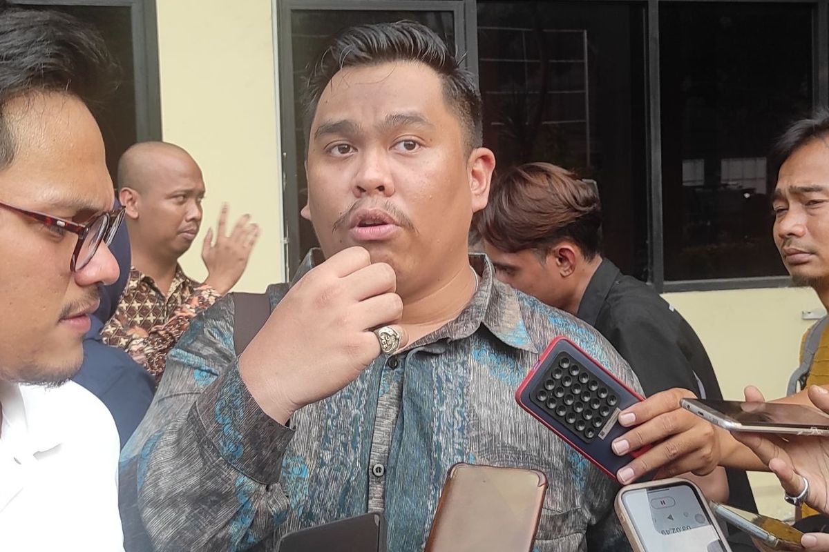 Kuasa hukum anak petinggi Polri atau pengemudi Mercedes-Benz, Nicolas Olop Turnip, saat berbicara di depan awak media di Polres Metro Jakarta Selatan, Selasa (9/5/2023). 
