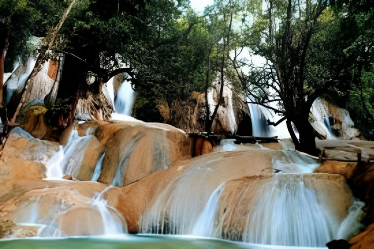 Air terjun Pelang di Trenggalek, Jawa Timur.