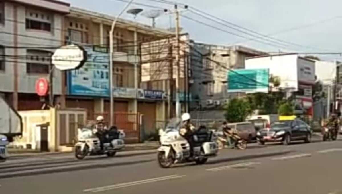 Detik-detik Pengendara Motor Terobos Iring-iringan Jokowi di Makassar, Nyaris Tabrak Mobil Presiden