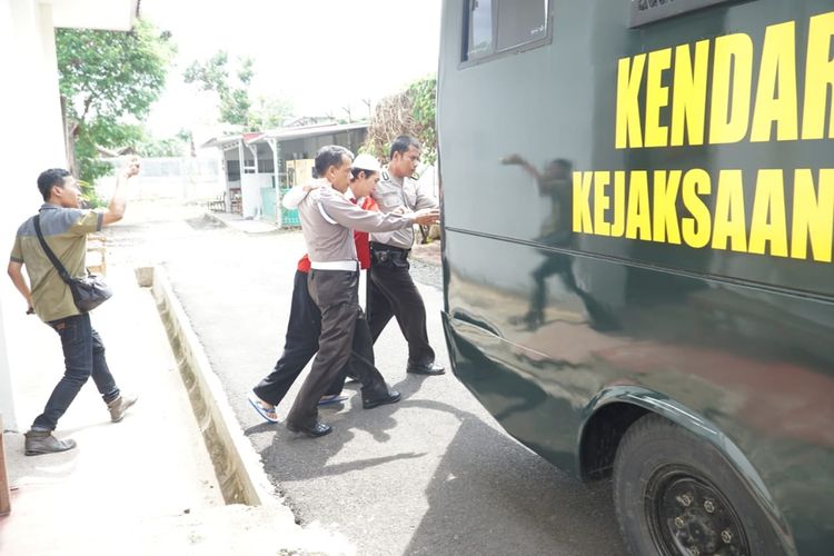 Terdakwa kasus mutilasi Deni Priyanto (37) dipapah polisi menuju mobil tahanan seusai sidang di Pengadilan Negeri (PN) Banyumas, Jawa Tengah, Selasa (3/12/2019).