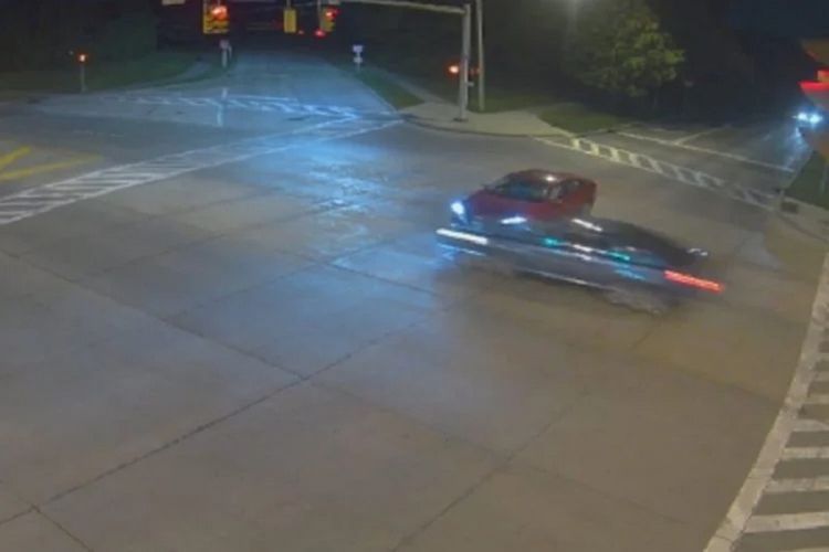 Potongan rekaman CCTV memperlihatkan seorang wanita di Ohio, Amerika Serikat (AS), menerjang mobil lain saat menyetir dalam kecepatan tinggi. Saat diinterogasi, wanita itu mengaku dia meminta Tuhan menggantikannya menyetir.