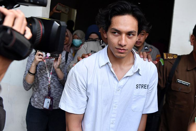 Aktor yang juga terdakwa kasus penyalahgunaan narkoba Jefri Nichol tiba untuk menjalani sidang tuntutan di Pengadilan Negeri Jakarta Selatan, Senin (21/10/2019). Jaksa Penuntut Umum menuntut Jefri Nichol dengan hukuman 10 bulan penjara dikurangi masa tahanan atau menjalani rehabilitasi di RSKO Jakarta, Cibubur Jakarta Timur yang diperhitungkan sebagai sisa masa pidana dan dikurangi masa rehabilitasi sementara yang telah dijalani terdakwa.