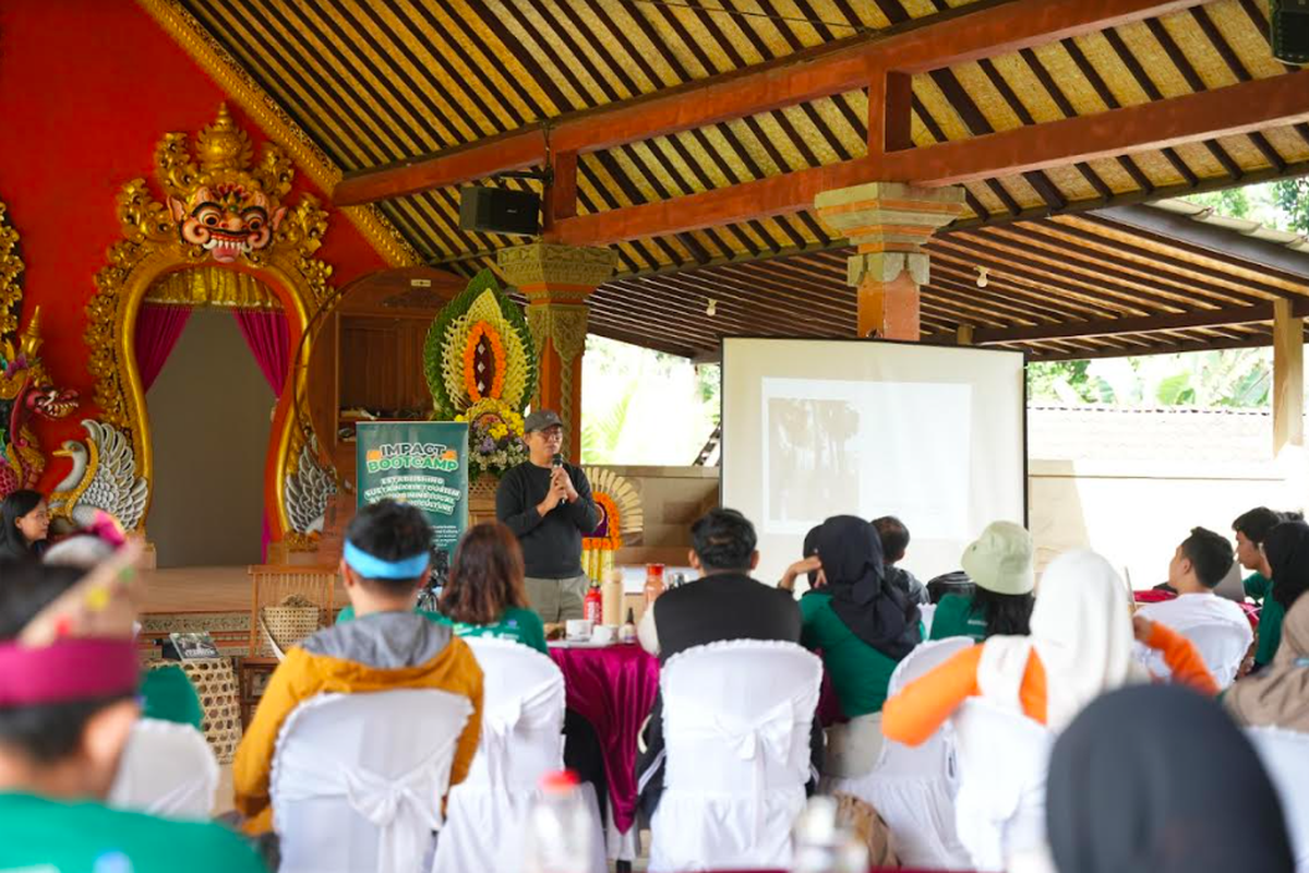 Gede Kresna dari Rumah Intaran saat menyampaikan materi kepada peserta Impact Bootcamp yang diselenggarakan oleh Socialimpact.ID pada 5-7 Juli 2024 di Bali. 