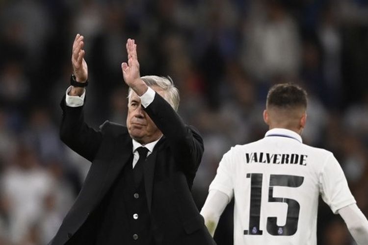 Pelatih Real Madrid, Carlo Ancelotti, melakukan selebrasi setelah timnya menang 2-0 atas Chelsea pada leg pertama perempat final Liga Champions 2022-23 di Stadion Santiago Bernabeu, Rabu (12/4/2023).