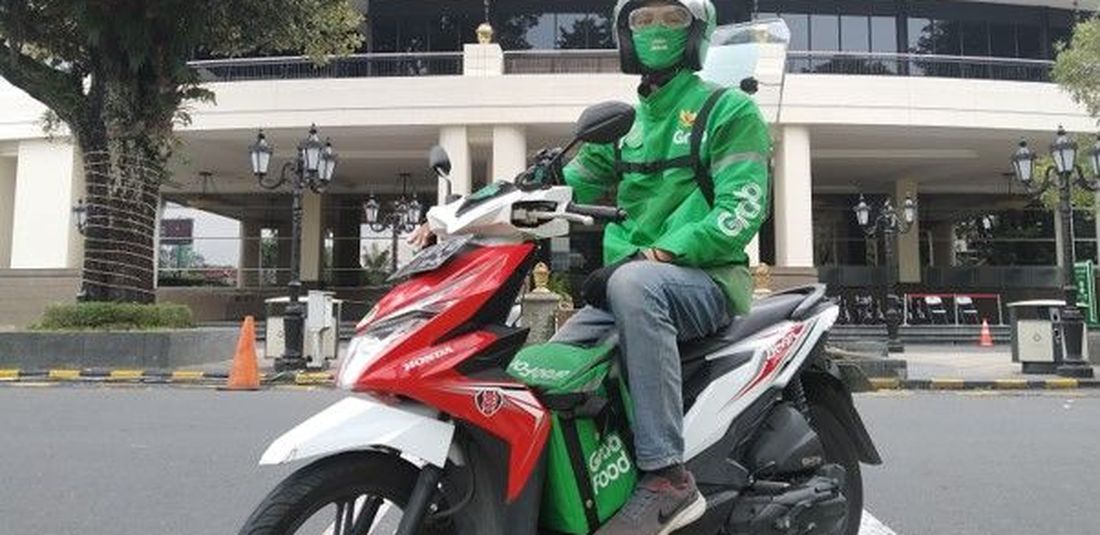 Berkat GrabBike Protect, salah seorang mitra GrabBike di Kota Yogyakarta, Adhitya Saputra bisa kembali beraktivitas dengan aman. 