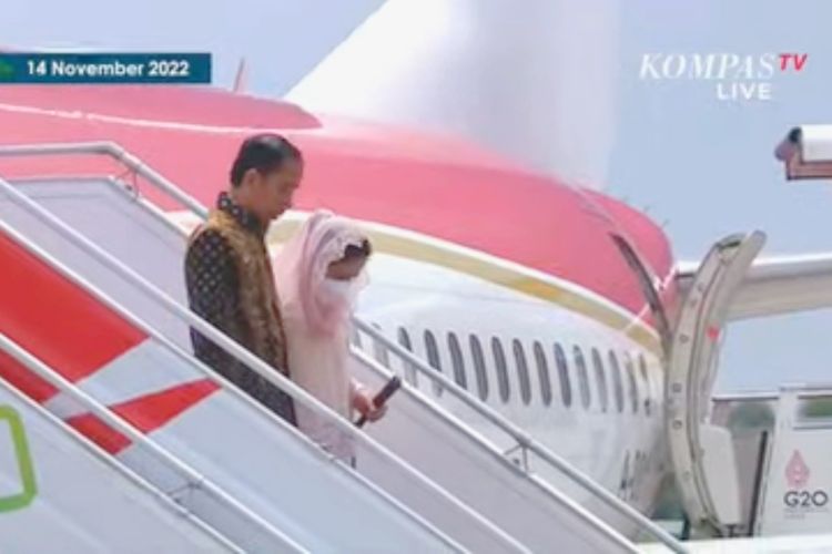 Presiden Joko Widodo bersama Ibu Negara Iriana Joko Widodo saat menuruni tangga Pesawat Kepresidenan RI 1 di Bandara I Gusti Ngurah Rai pada Senin (14/11/2022). Ibu Negara Iriana Jokowi sempat terpeleset saat menuruni anak tangga pesawat pada Senin.