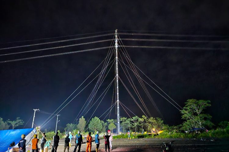 Tower emergency yang selesai pembangunannya di Kenten, Sumatera Selatan, Minggu (26/3/2023) dini hari.