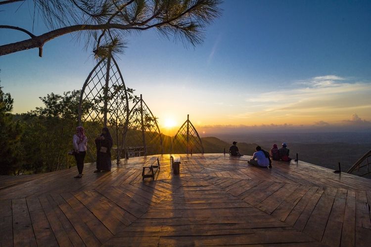 Wisatawan bisa menikmati keindahan sunset dan sunrise dengan pemandangan Kota Yogyakarta dan Gunung Merapi.