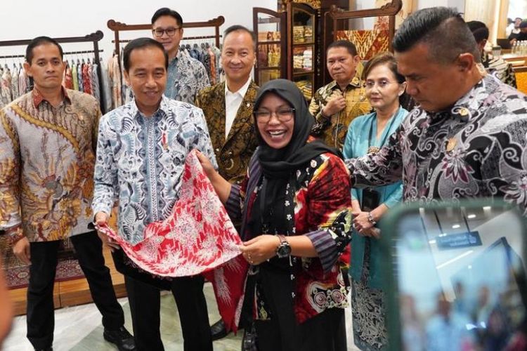 Presiden Joko Widodo melirik produk batik milik salah satu nasabah PT Permodalan Nasional Madani, Erawati, yang dipamerkan di ajang Gelar Batik Nusantara 2023 di Senayan Park, Jakarta, Rabu (2/8/2023).