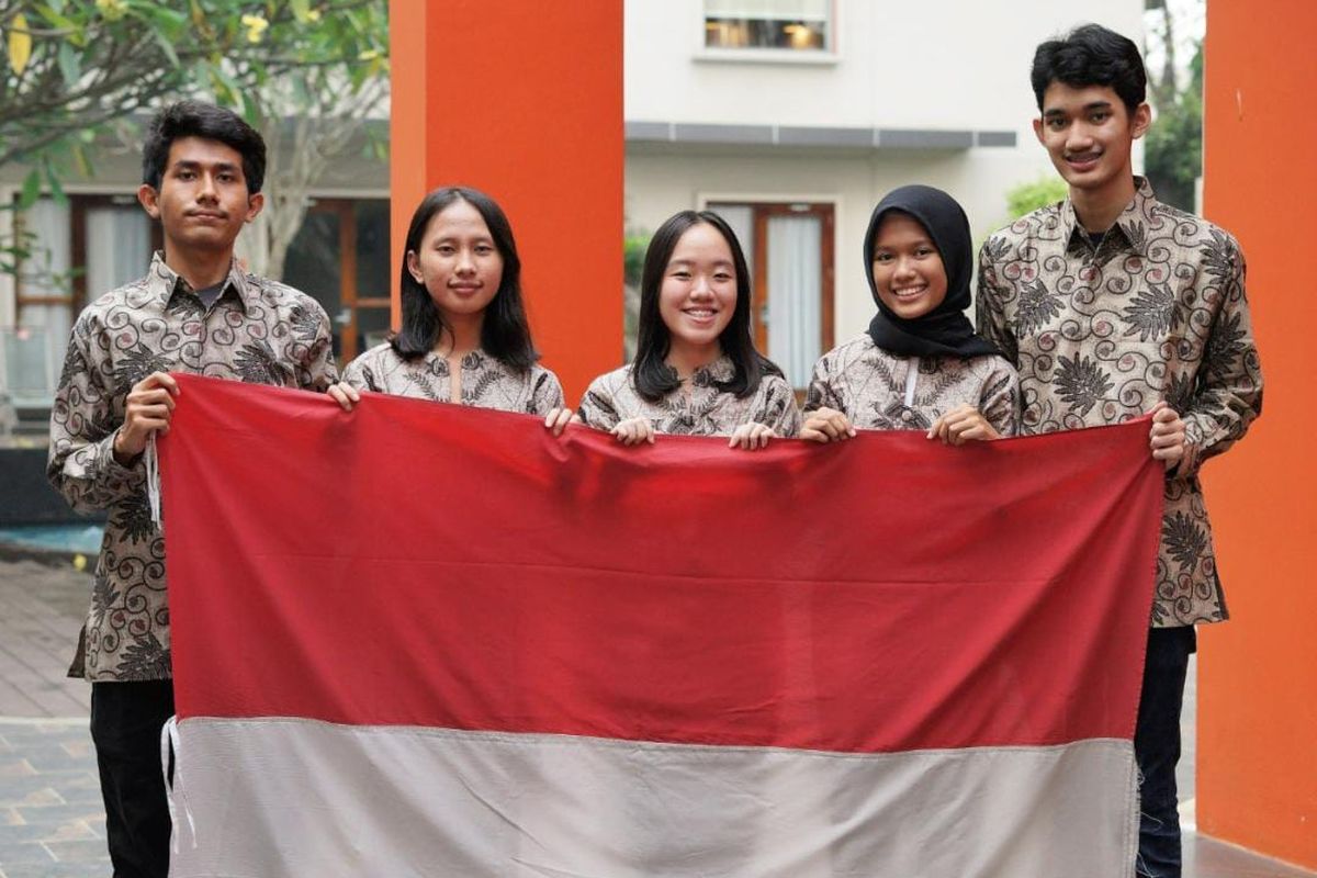 Tim Ekonomi Indonesia Sabet Tiga Medali Perunggu dan Penghargaan Literasi Keuangan Terbaik dalam Ajang Olimpiade Ekonomi Internasional 2022