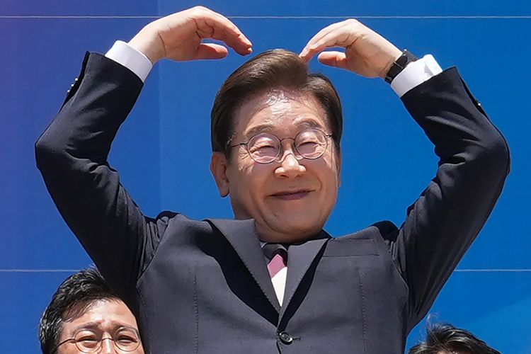 Presiden Korea Selatan Lee Jae-myung saat bereaksi setelah pengumuman kemenangannya dalam pemilu Korsel di Seoul, 4 Juni 2025.