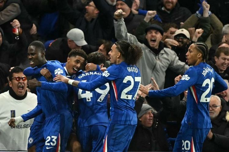 Trevoh Chalobah merayakan gol dengan rekan satu timnya dalam pertandingan sepak bola Liga Inggris antara Chelsea vs Arsenal di Stamford Bridge di London pada 30 November 2025. (Foto oleh JUSTIN TALLIS / AFP) 