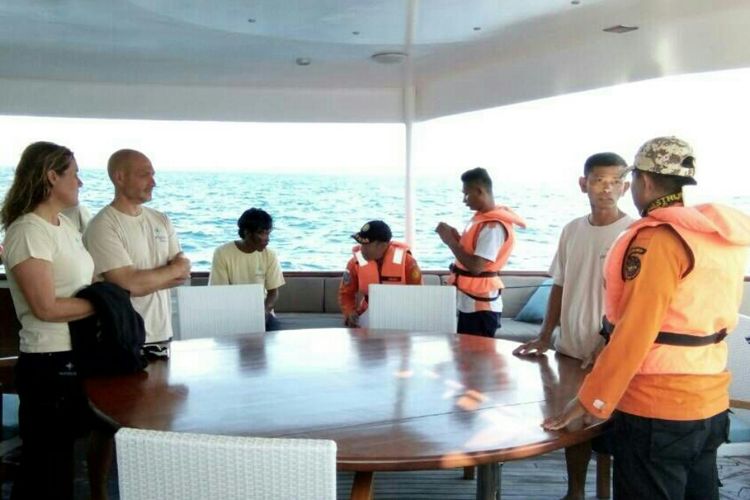 Dua pemandu selam warga negara Spanyol dievakuasi di atas kapal milik PT WDR setelah ditemukan di rumpon milik warga di karang Kapota, perairan Wakatobi.