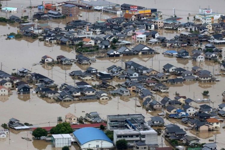 Rumah terendam banjir di Kurashiki, Prefektur Okayama, Jepang,  pada Minggu (8/7/2018). (STR/Jiji Press/AFP)