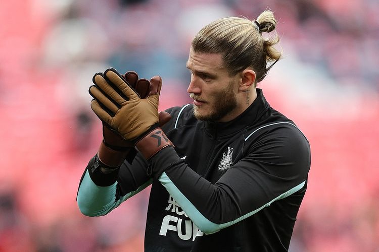 Kiper Newcastle United Loris Karius saat melakukan pemanasan menjelang final Piala Liga Inggris 2022-2023 kontra Manchester United. Laga Man United vs Newcastle yang berlangsung di Stadion Wembley, London, pada Minggu (26/2/2023) malam WIB itu berakhir dengan skor 2-0 untuk kemenangan kubu Setan Merah.