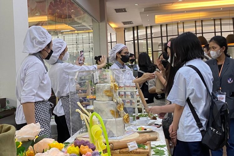 Mahasiswa Jurusan Pengelolaan Perhotelan UPH dalam Academic Show 

