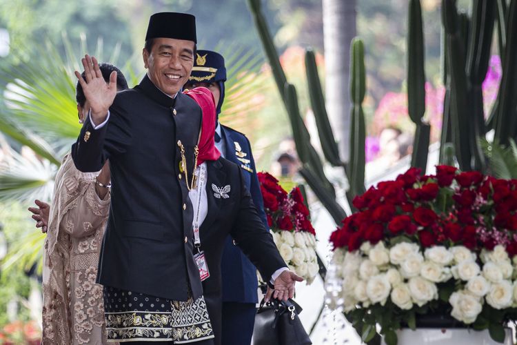 Presiden Joko Widodo dengan mengenakan baju adat Betawi tiba untuk menghadiri Sidang Tahunan MPR, Sidang Bersama DPR dan DPD tahun 2024 di kompleks Parlemen, Senayan, Jakarta, Jumat (16/8/2024). ANTARA FOTO/Dhemas Reviyanto/sgd/tom.