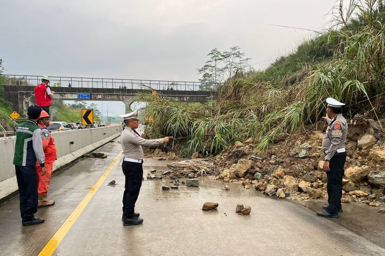 Longsor di KM 72 B Tol Bocimi, Akses Kendaraan Dialihkan ke Cigombong 