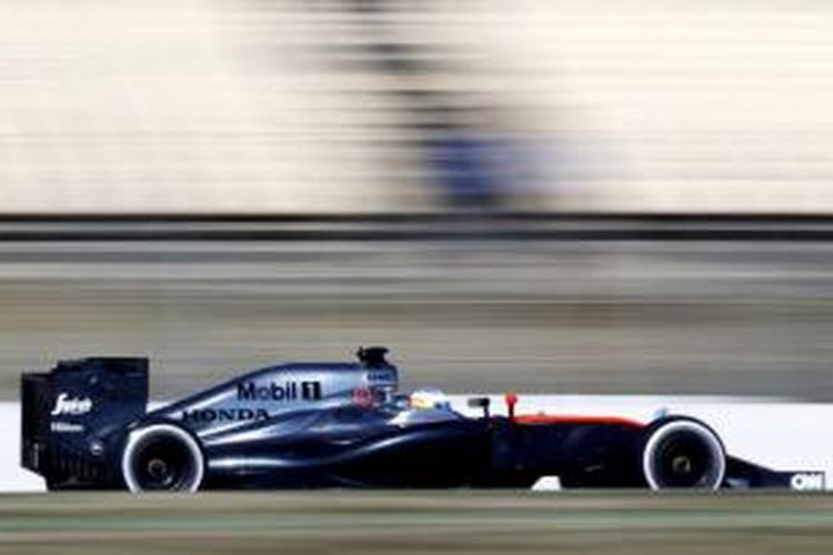 Pebalap McLaren-Honda asal Spanyol, Fernando Alonso, memacu mobilnya pada uji coba parmusim di Sirkuit de Catalunya, Barcelona, Minggu (22/2/2015).