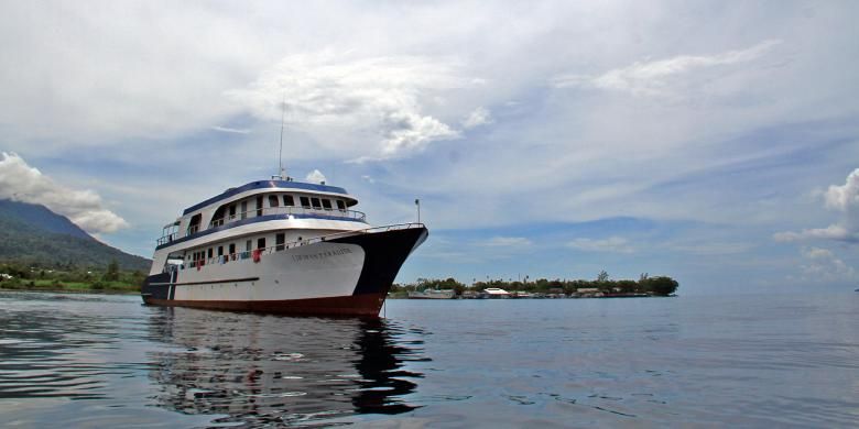 Kapal wisata berlabuh di salah satu pantai di Pulau Bacan, Halmahera Selatan, Maluku Utara.