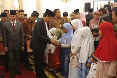 Maulid Nabi di Istana, Jokowi Bagi-Bagi Buku dan Amplop ke Santri