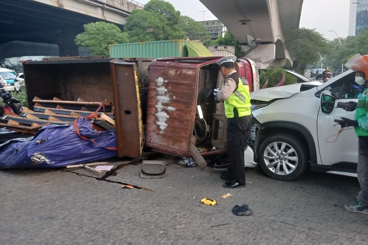 Akibat rem blong, sebuab truk terguling hingga tabrak minibus dan sepeda motor di Kelapa Gading, Jakarta Utara. Senin (15/7/2024).