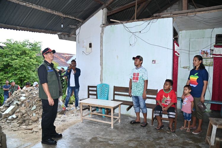 Kepala BNPB Letjen TNI Suharyanto (kemeja hitam dengan rompi dan topi) berdialog dengan warga yang mengalami kerusakan rumah akibat gempabumi di Perumahan BTN, Kabupaten Kepulauan Tanimbar, Provinsi Maluku, Kamis (12/12023).