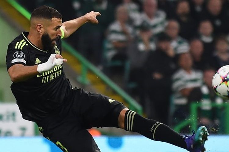 Karim Benzema mencoba menendang bola dalam laga Celtic vs Real Madrid pada matchday pertama Liga Champions 2022-2023 yang digelar di Stadion Celtic Park, Glasgow, pada Selasa (6/9/2022) waktu setempat. Benzema hanya bermain selama 30 menit pada laga tersebut karena mengalami cedera.