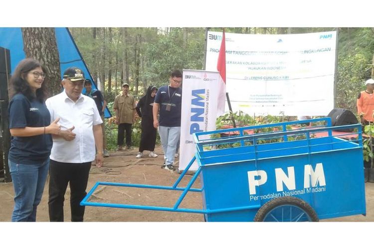 PNM berikan bantuan gerobak sampah kepada masyarakat Desa Selorejo, Kabupaten Malang 