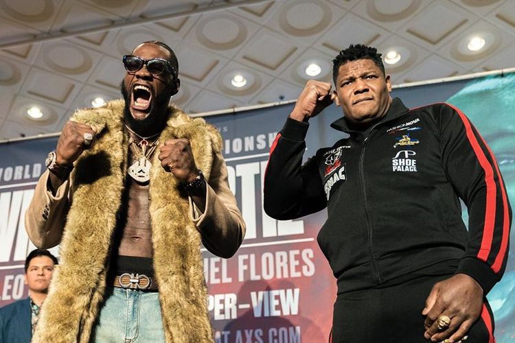 Petinju asal Amerika Serikat, Deontay Wilder, berpose bersama lawannya dari Kuba, Luis Ortiz, jelang duel perebutan gelar kelas berat WBC pada Minggu (24/11/2019) pagi WIB.