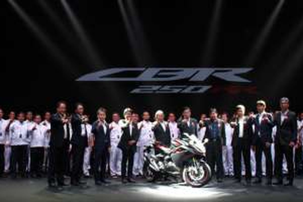 Tim pengembangan All New Honda CBR250RR beserta manajemen Honda Indonesia dan Jepang.