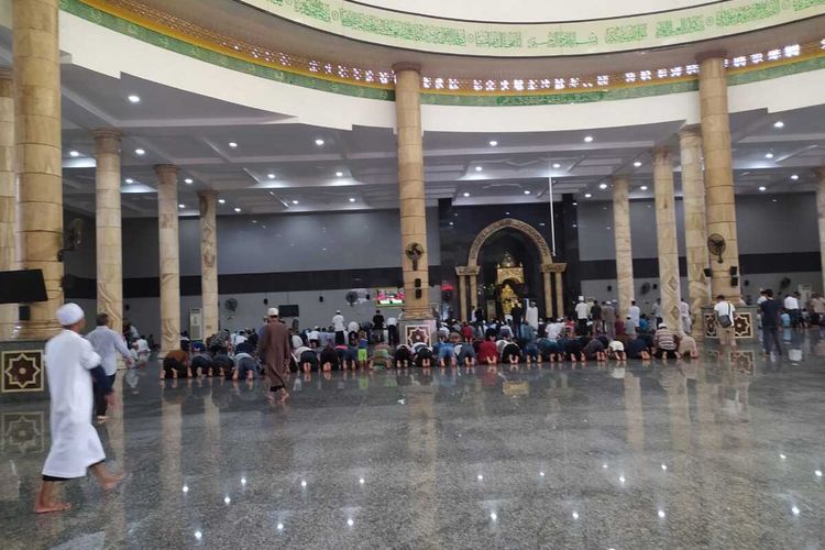 Meski sholat jumat berjamaah ditiadakan di Masjid Raya Al Fatah Ambon namun banyak jamaah tetap berdatangan ke masjid tersebut dan menunaikan sholat dzuhur berjamaah, Jumat (27/3/2020)